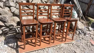 Stools(ባለጌ ወንበሮች)