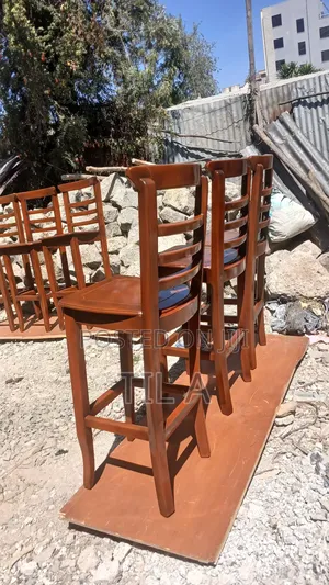Stools(ባለጌ ወንበሮች)