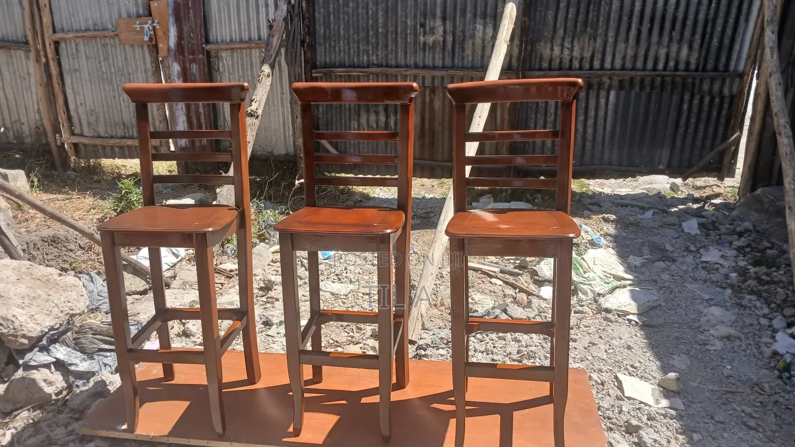 Stools(ባለጌ ወንበሮች)