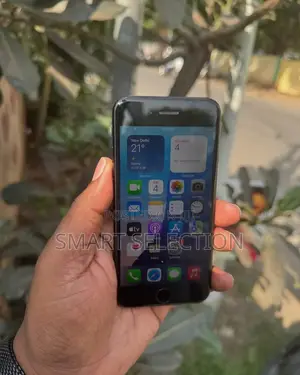 Photo - Apple iPhone SE (2020) 64 GB Black