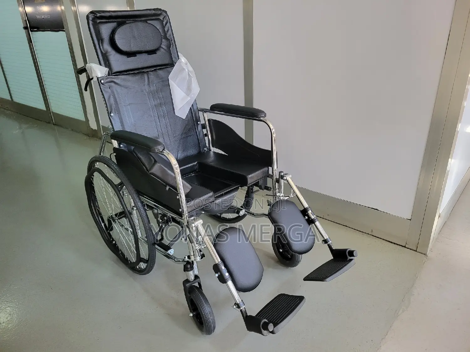 Reclining Commode Wheelchair縣內provide Smooth Maneuverability