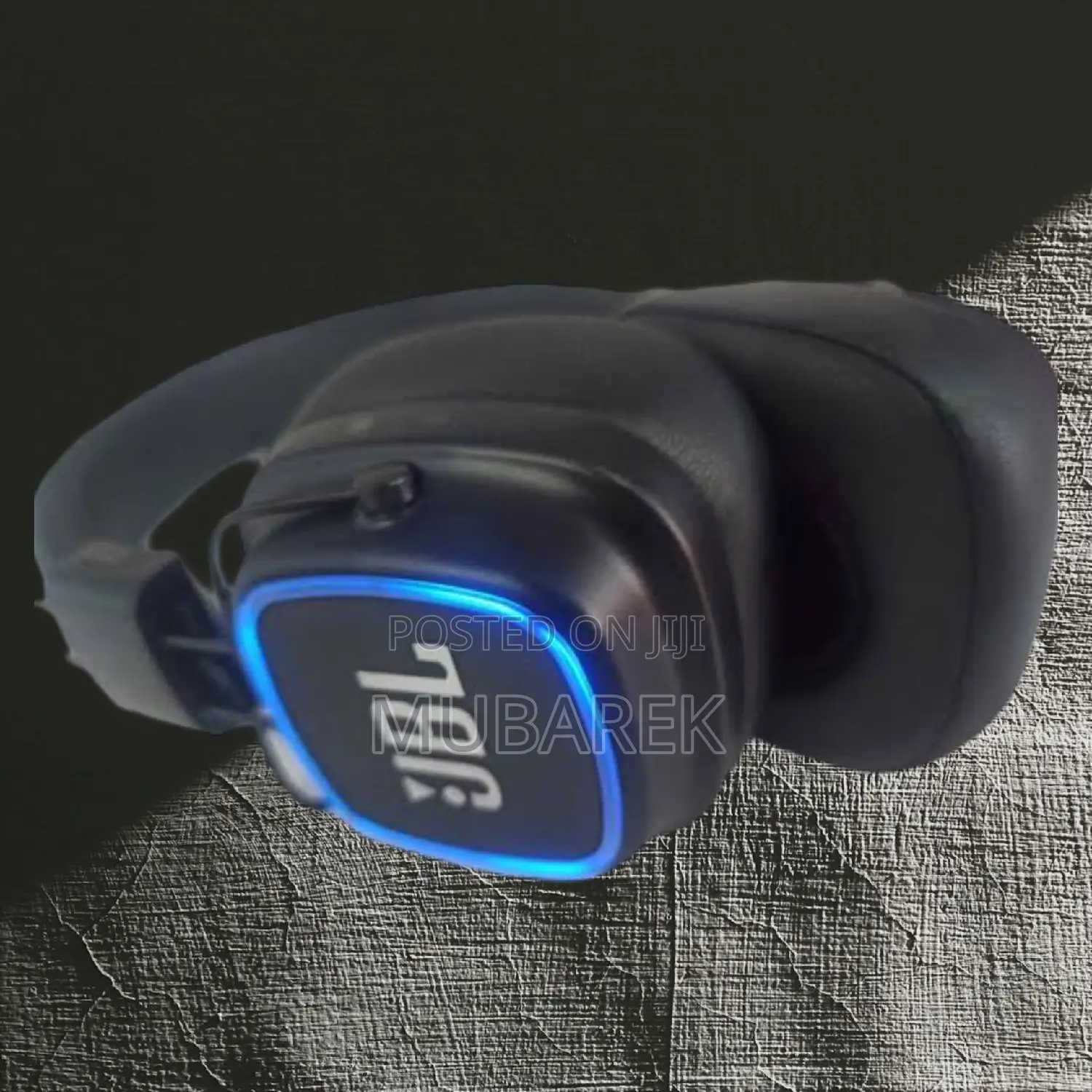 JBL TUNE J-30 Perfect for Travel Enthusiasts