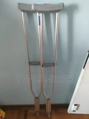 Photo - Crutches for the Disabled蜂broken Foot Climbing Using Crutche