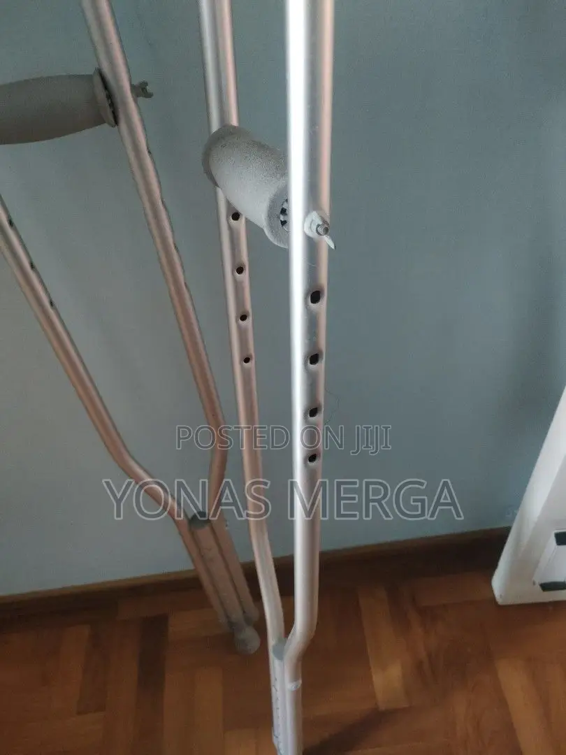 Crutches for the Disabled蜂broken Foot Climbing Using Crutche
