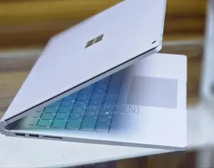 New Laptop Microsoft Surface Book 2 8GB Intel Core i5 SSD 256GB