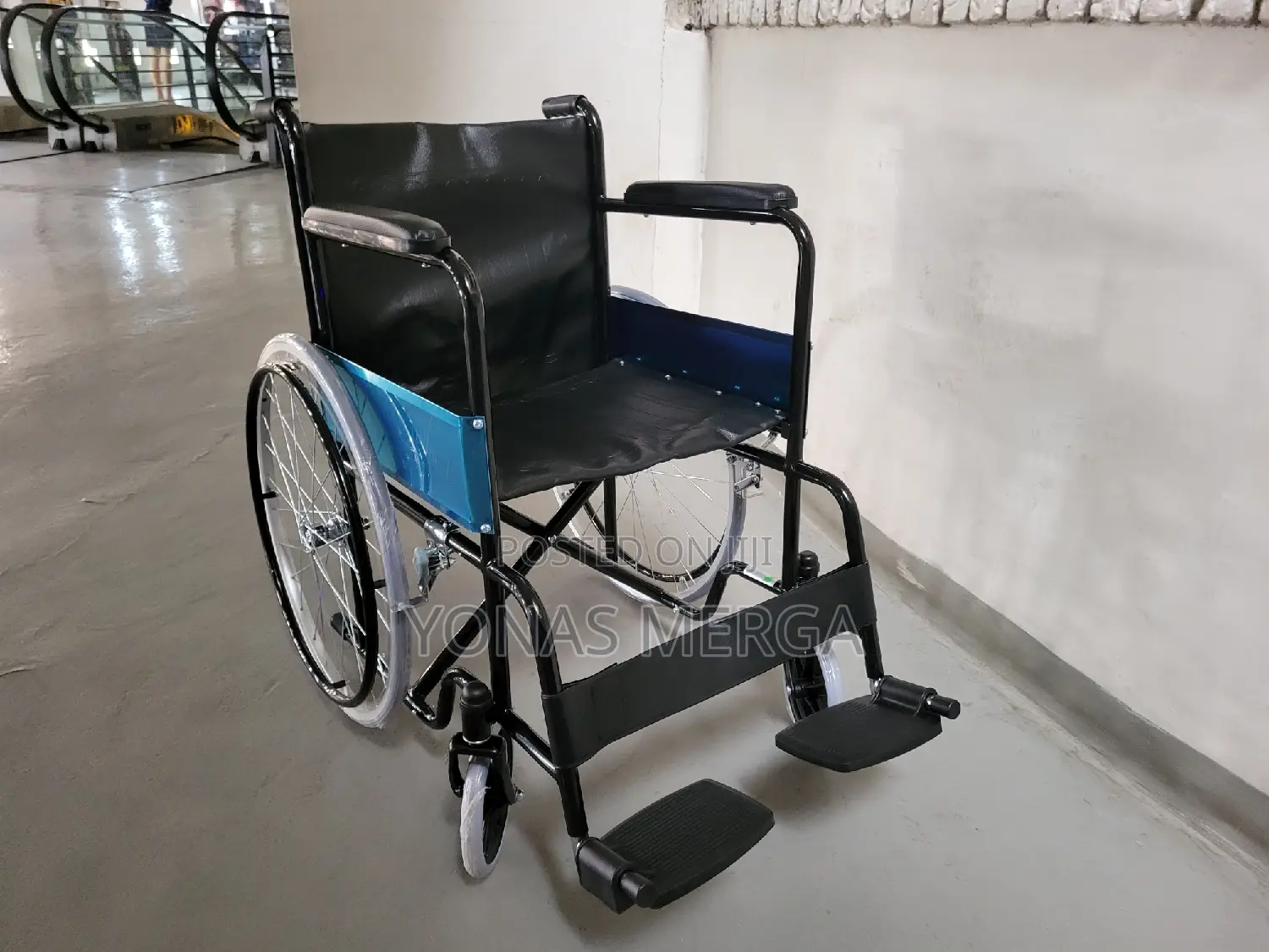Wheelchair鼫150kg Capacity for Adults, Standard蔑wheelchair