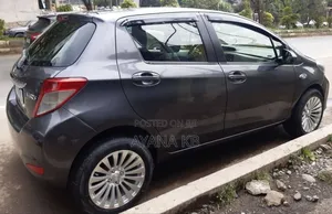 Photo - Toyota Yaris 2011 Black