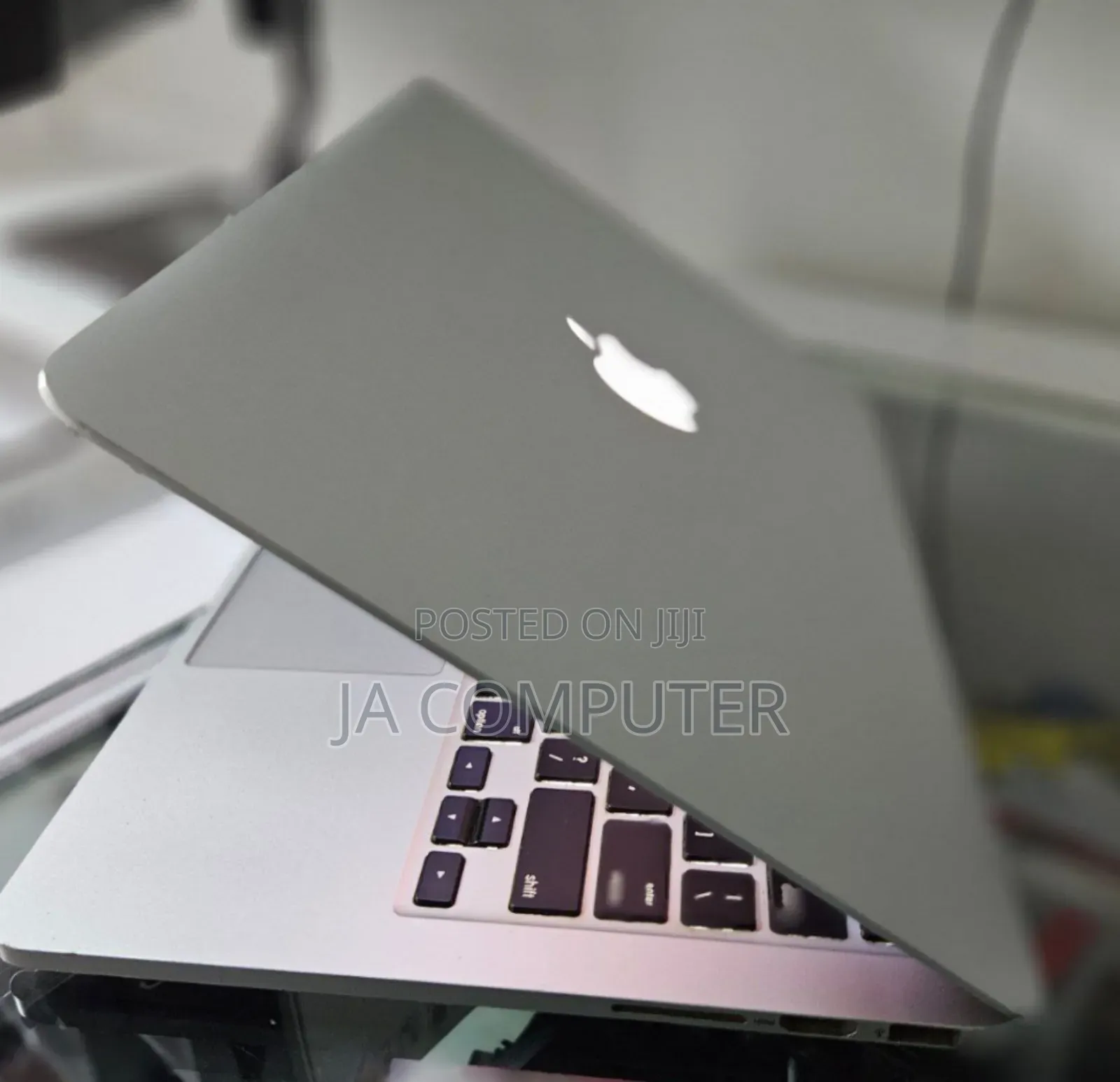 New Laptop Apple MacBook Pro 2015 8GB Intel Core I5 SSD 256GB