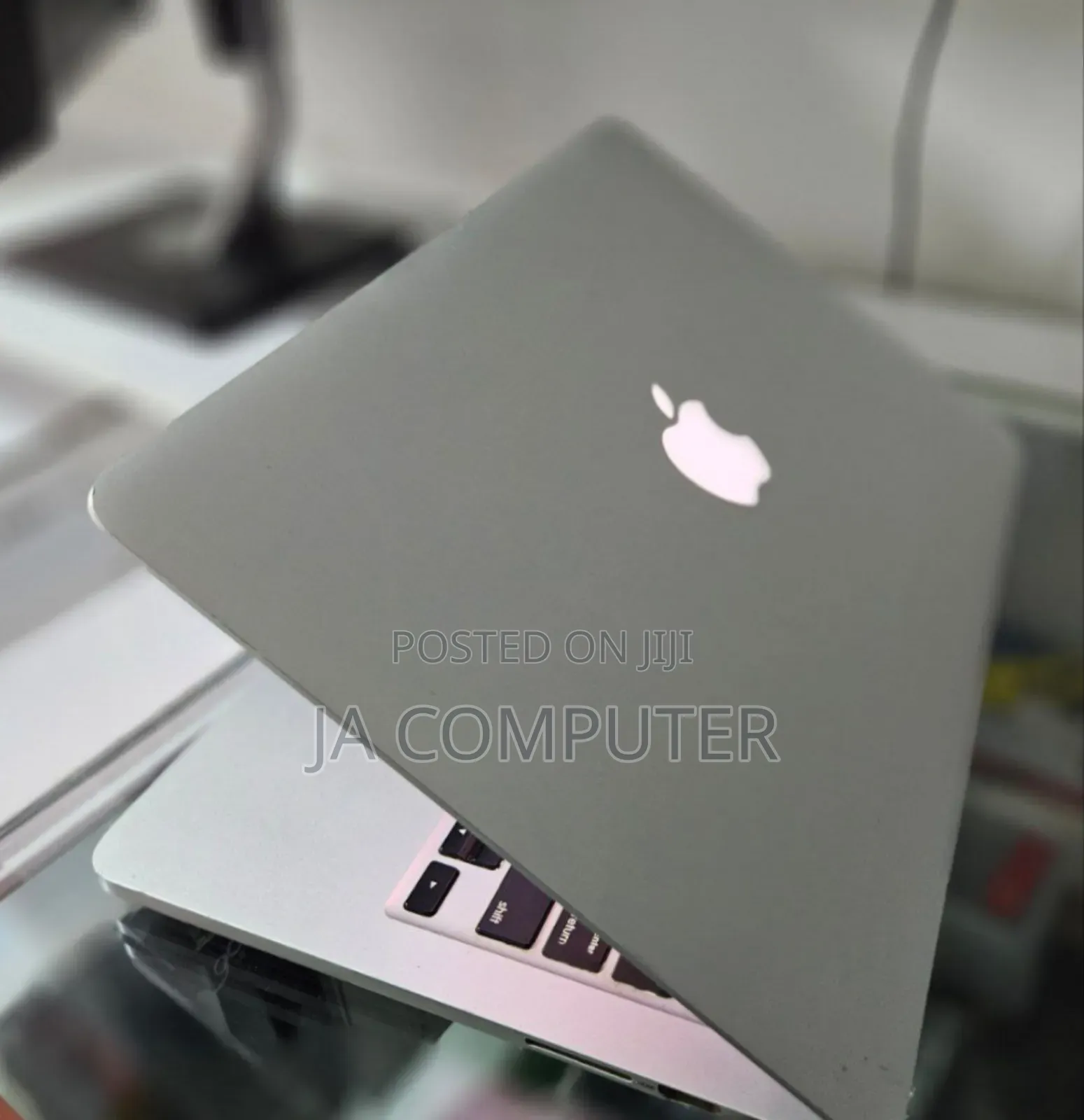 New Laptop Apple MacBook Pro 2015 8GB Intel Core I5 SSD 256GB