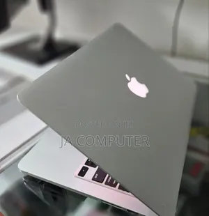 New Laptop Apple MacBook Pro 2015 8GB Intel Core I5 SSD 256GB