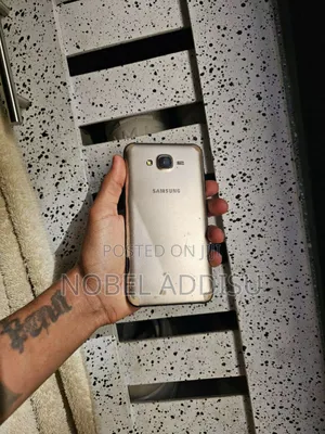 Photo - Samsung Galaxy J7 32 GB Gold