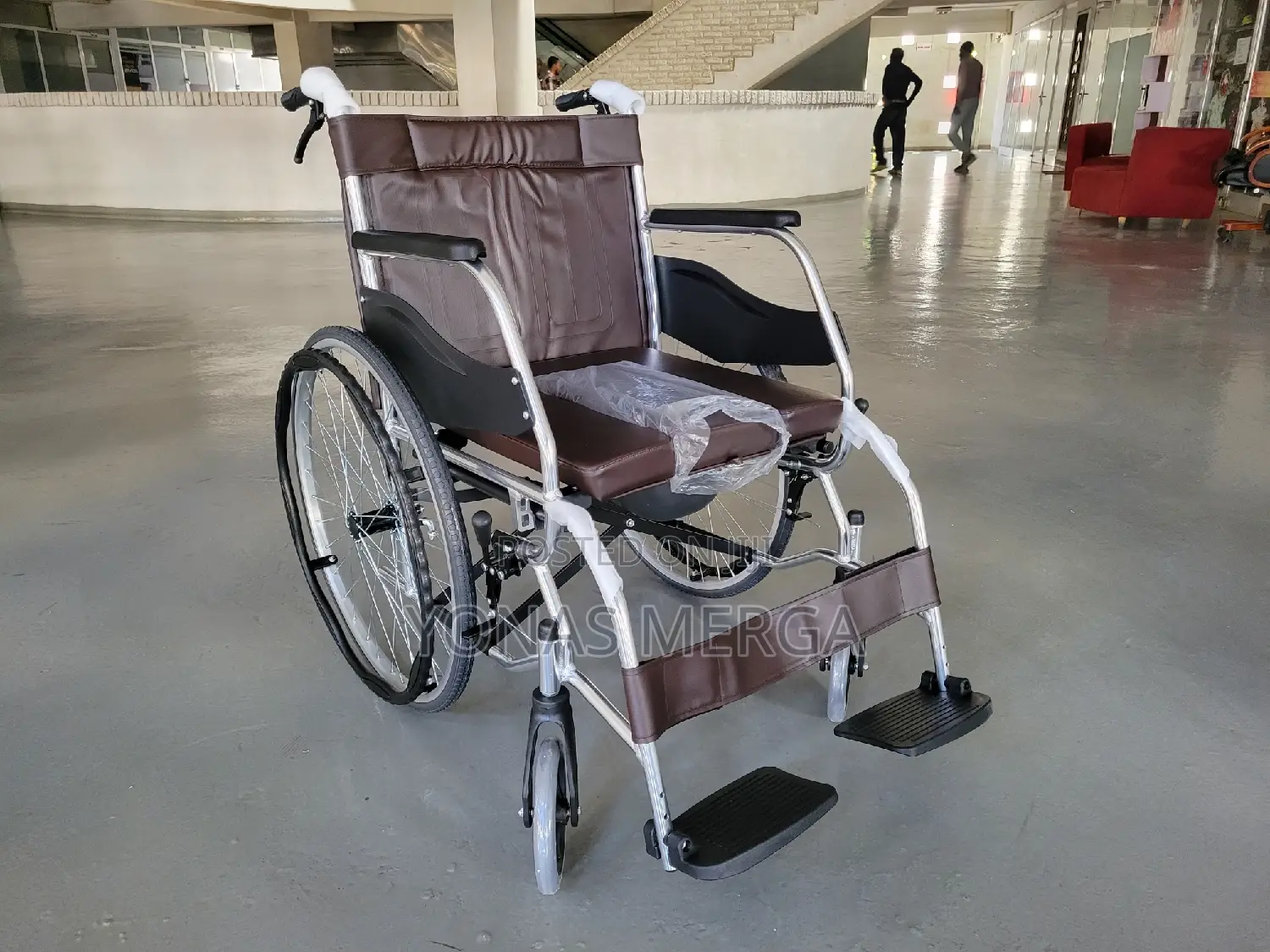 Wheelchair长a Mobility Aid With a Built-in Toilet Function
