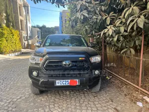 Photo - Toyota Tacoma SR5 2022 Gray