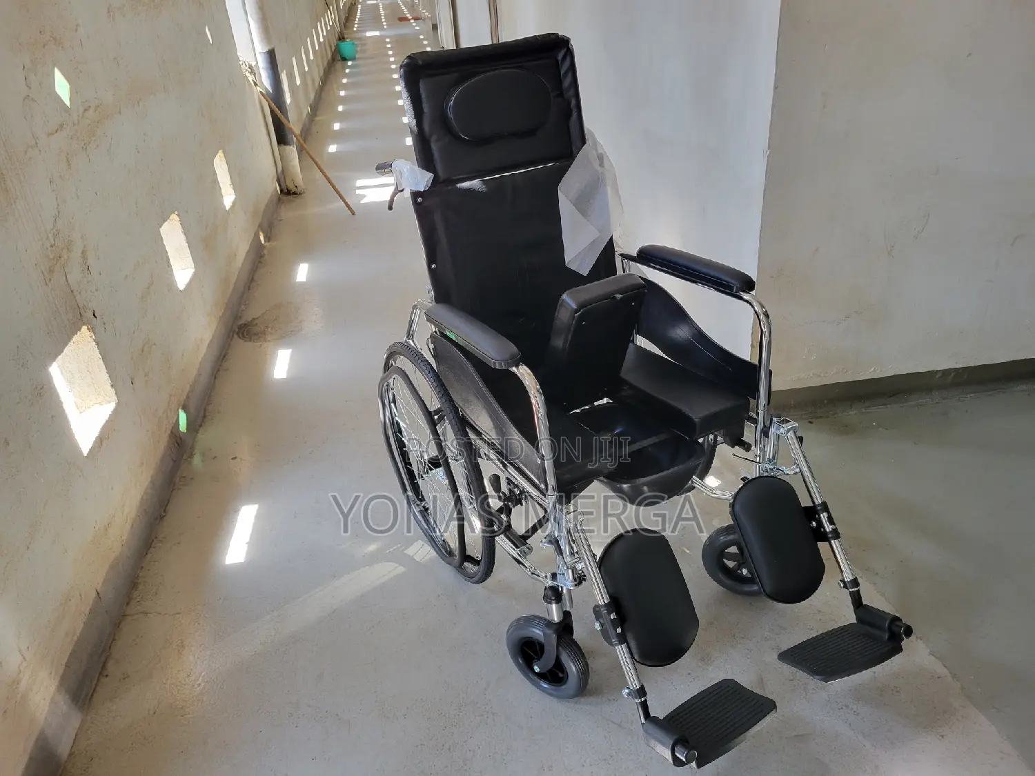 Commode and a Wheelchair塌can Used for Bathing in Some Models