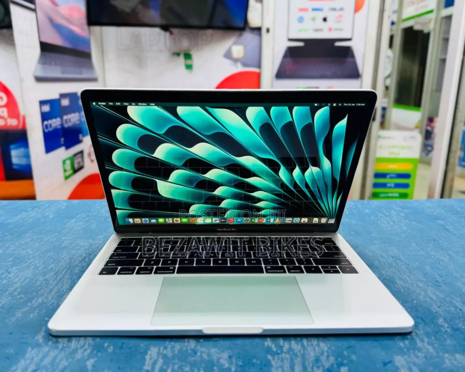 New Laptop Apple MacBook Pro 2017 8GB Intel Core I5 SSD 256GB