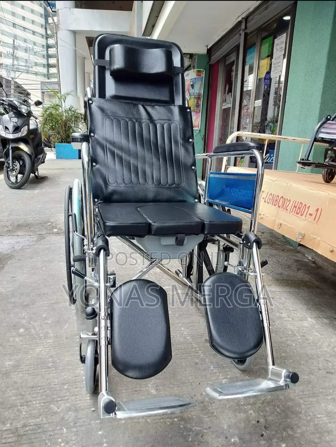 WHEELCHAIR COMMODE RECLINING 逾his/Her Leg for Better Comfort