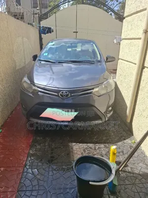 Photo - Toyota Yaris 2014 Gray