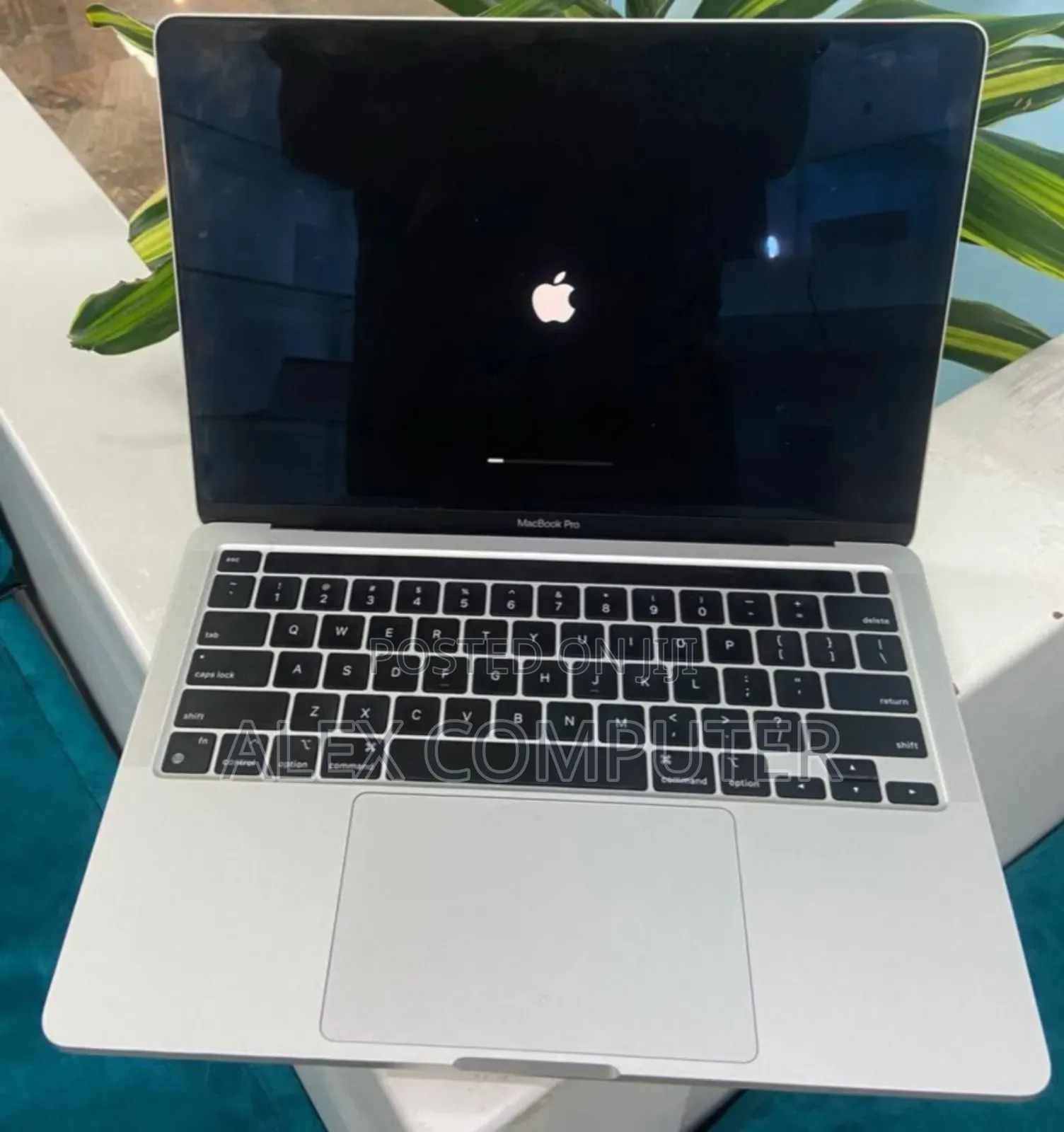 New Laptop Apple MacBook Pro 2022 M2 8GB Apple M2 SSD 512GB