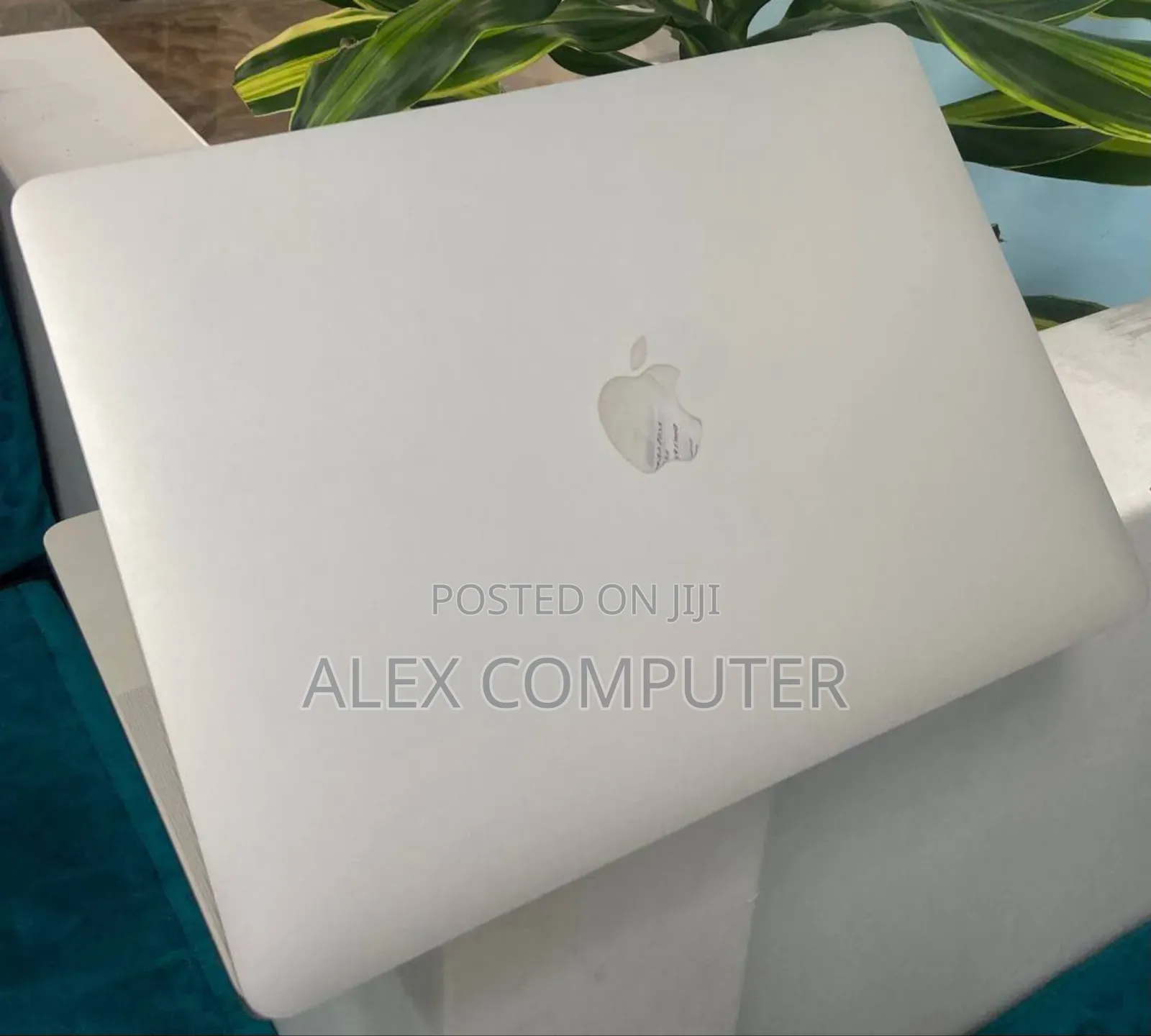 New Laptop Apple MacBook Pro 2022 M2 8GB Apple M2 SSD 512GB