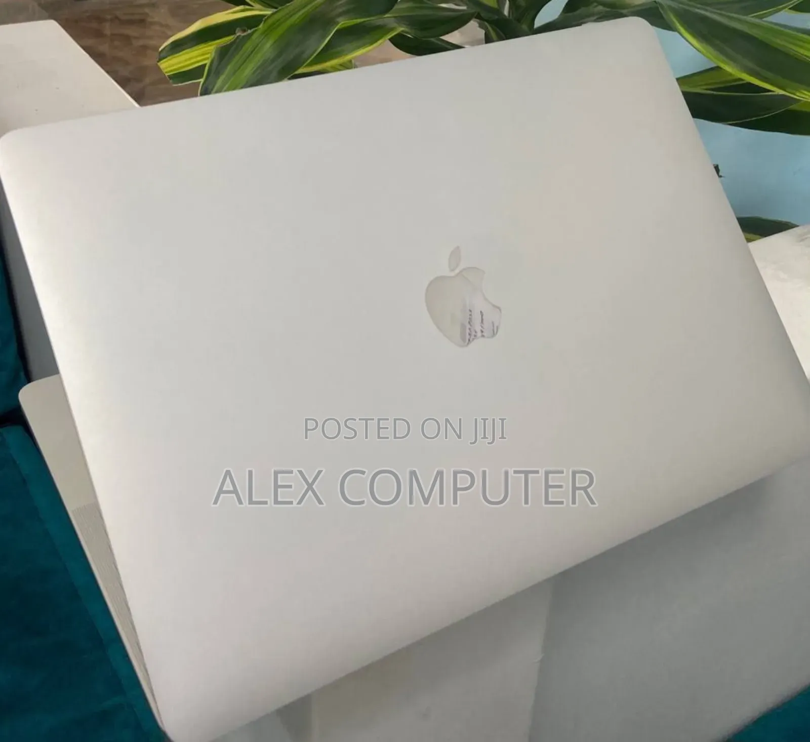 New Laptop Apple MacBook Pro 2022 M2 8GB Apple M2 SSD 512GB