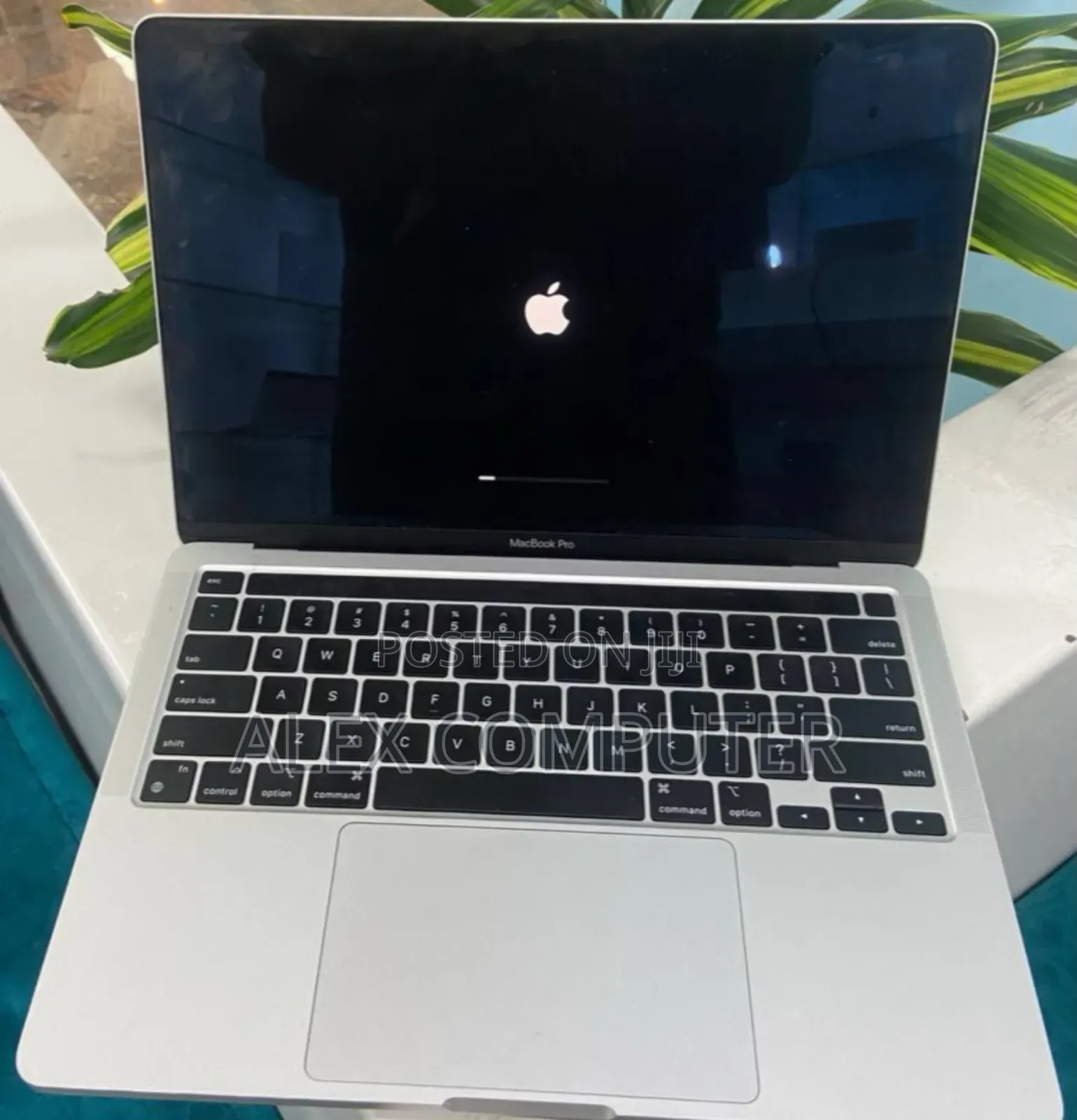New Laptop Apple MacBook Pro 2022 M2 8GB Apple M2 SSD 512GB