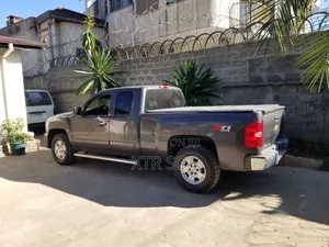 Photo - Chevrolet Silverado 1500 Extended Cab LT 4WD  2012 Gray