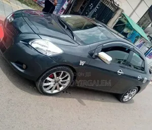 Photo - Toyota Yaris 2010 Black