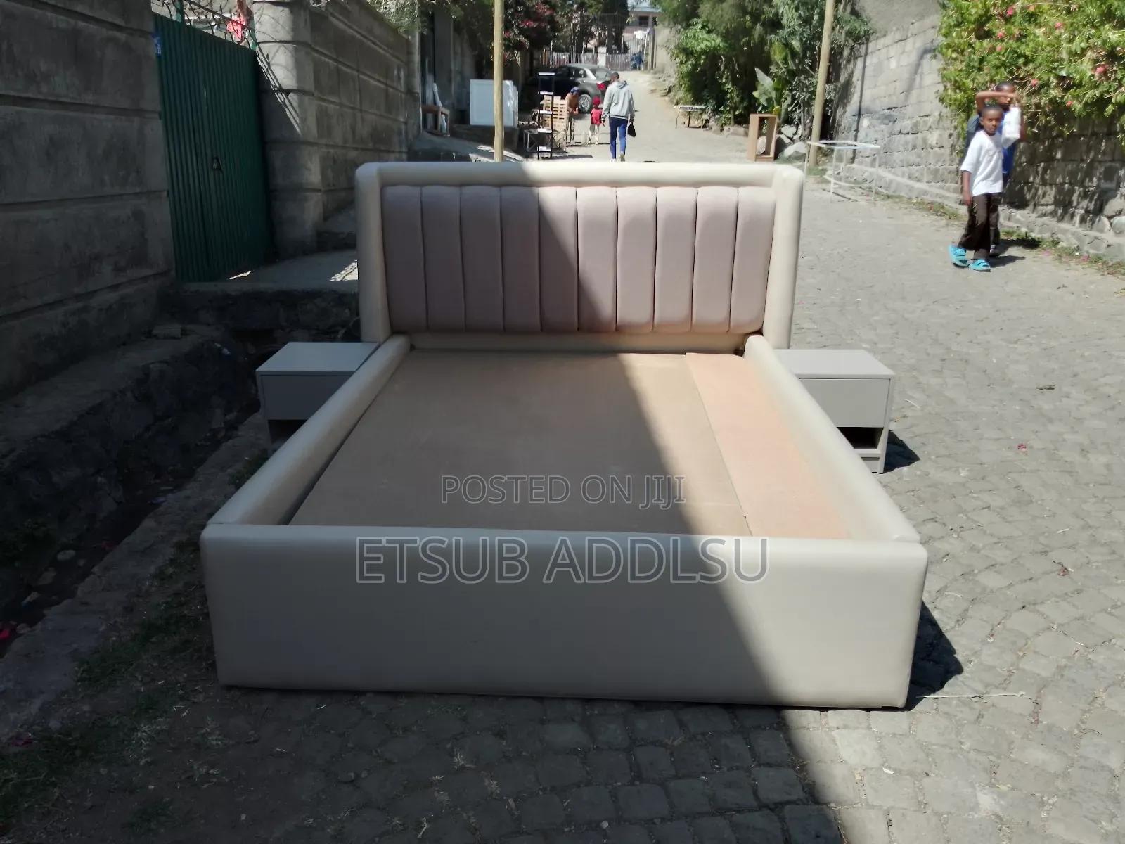 አልጋ በ ታፒሴሪ የተሰራ