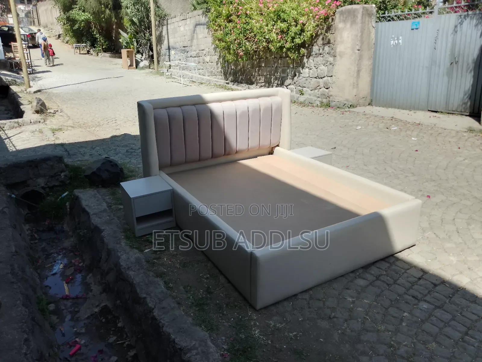 አልጋ በ ታፒሴሪ የተሰራ