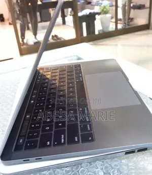 New Laptop Apple MacBook Pro 2017 8GB Intel Core I5 SSD 256GB