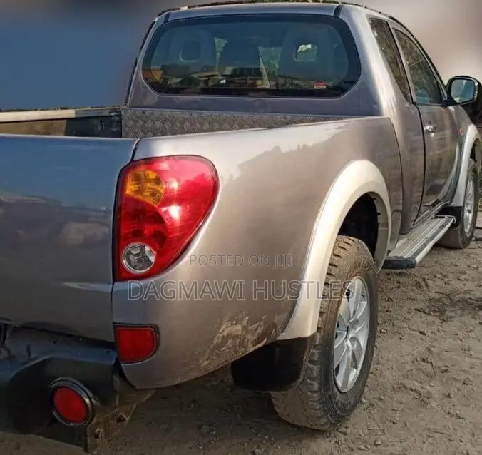Mitsubishi L200 Club Cab 2.5 136hp 4WD 2007 Gray