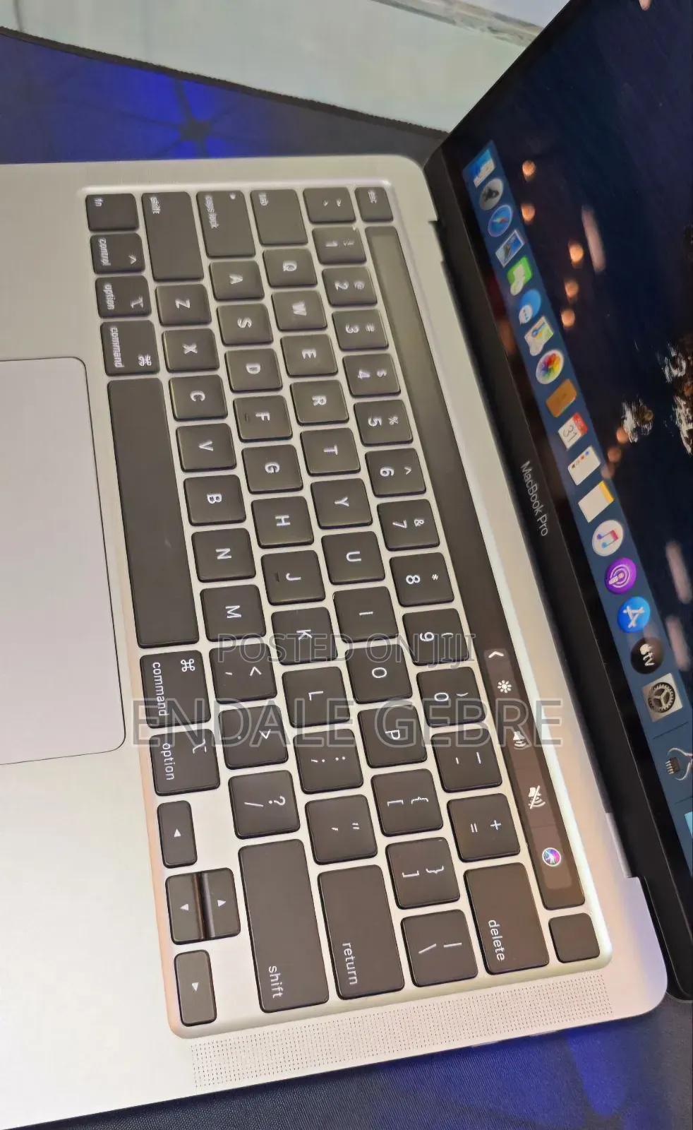 New Laptop Apple MacBook 2020 8GB Intel Core I7 SSD 256GB