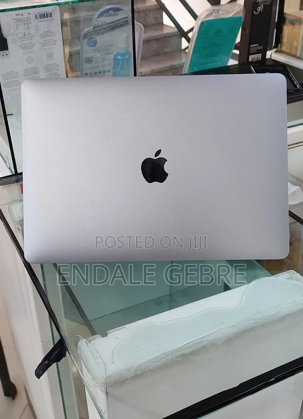 New Laptop Apple MacBook 2020 8GB Intel Core I7 SSD 256GB