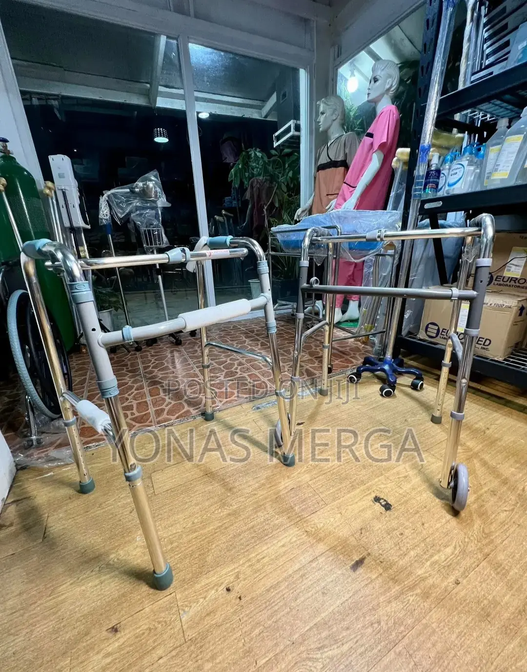 Walker鄰walker三evenly and Reducing Strain on the Lower Body
