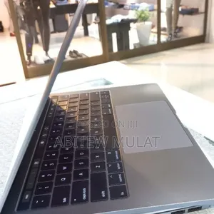 Photo - New Laptop Apple MacBook Pro 2017 8GB Intel Core i5 SSD 256GB