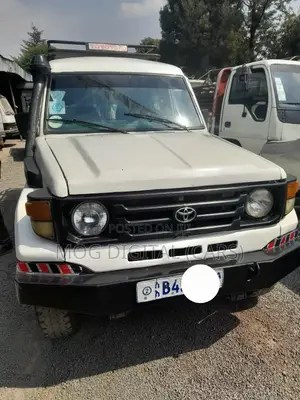 Photo - Toyota Land Cruiser 70 1989 White