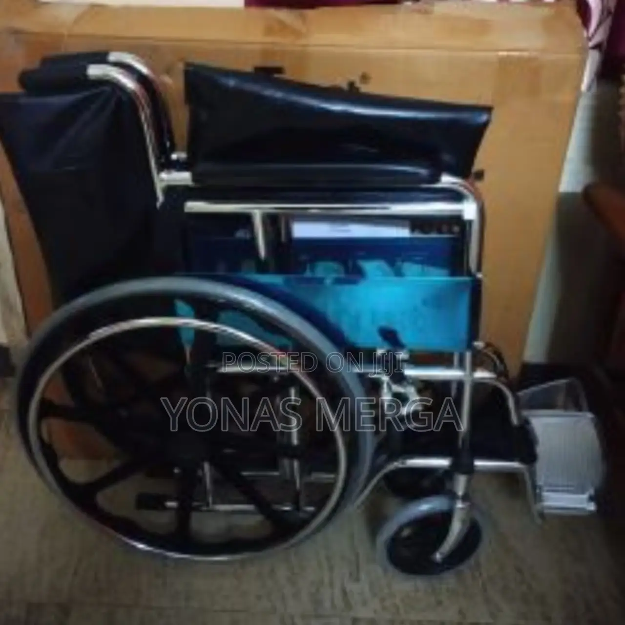 ዊልቼር囓portable Wheelchair Features Urethane Tires Mounted