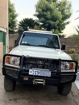 Photo - Toyota Land Cruiser 2017 White