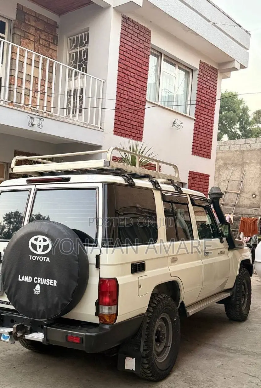 Toyota Land Cruiser 2017 White