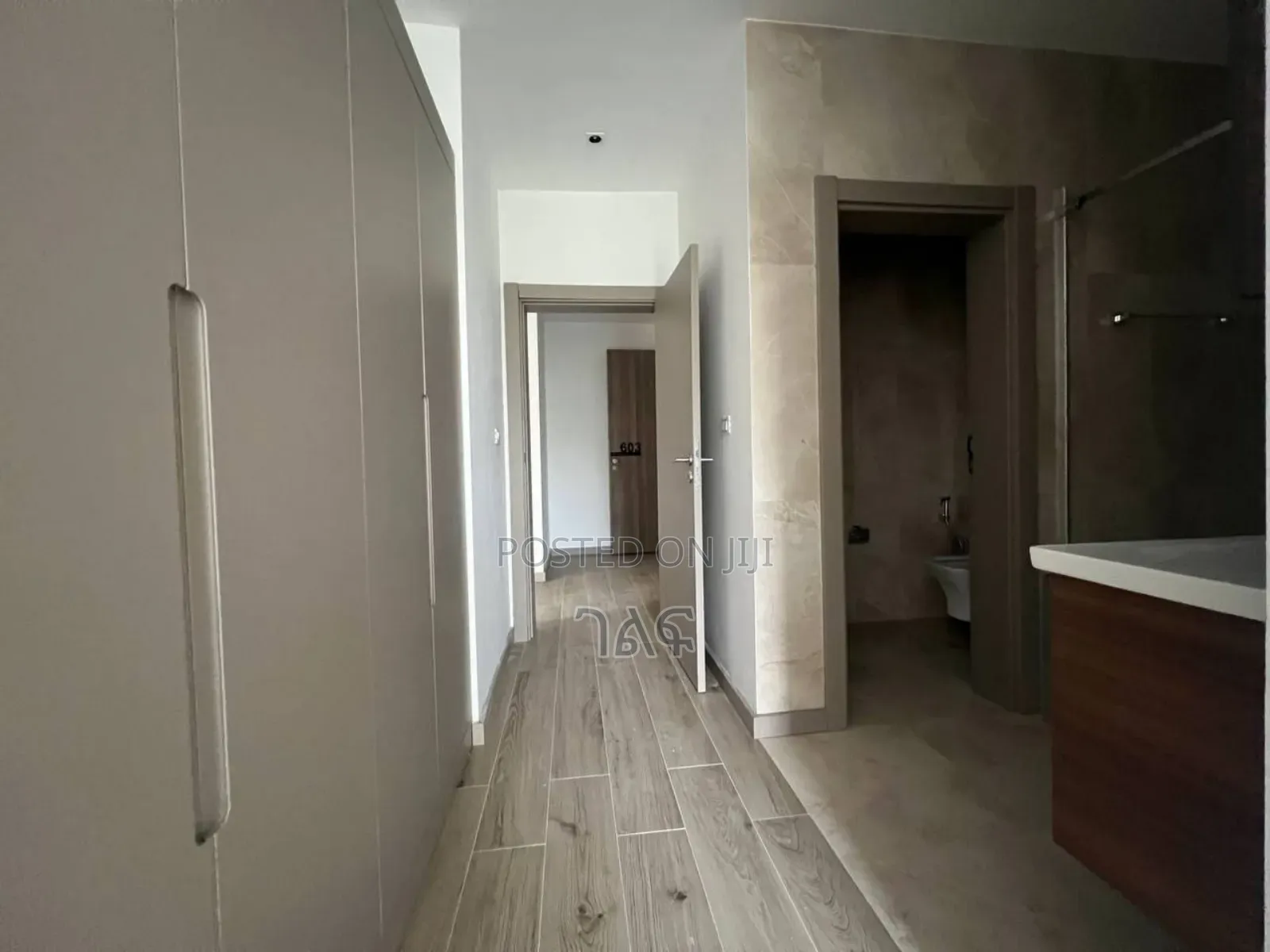 2bdrm Apartment in መስቀል ፍላወር ላይ ቅንጡ, Bole for sale