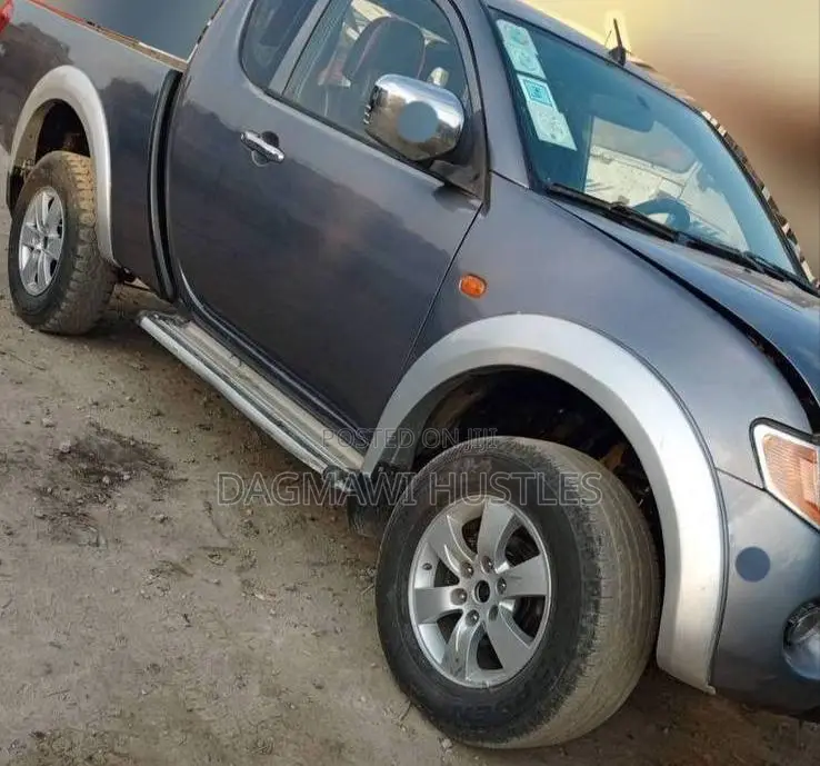 Mitsubishi L200 Club Cab 2.5 136hp 4WD 2007 Gray