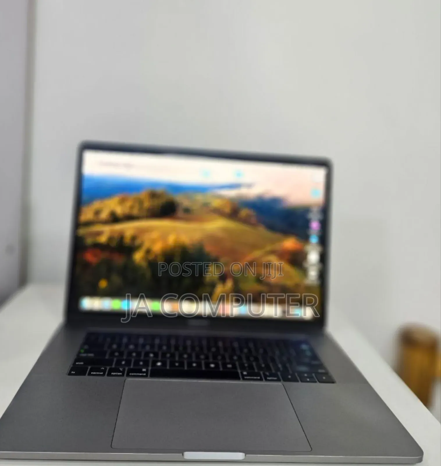 New Laptop Apple MacBook Pro 2018 16GB Intel Core I7 SSD 512GB