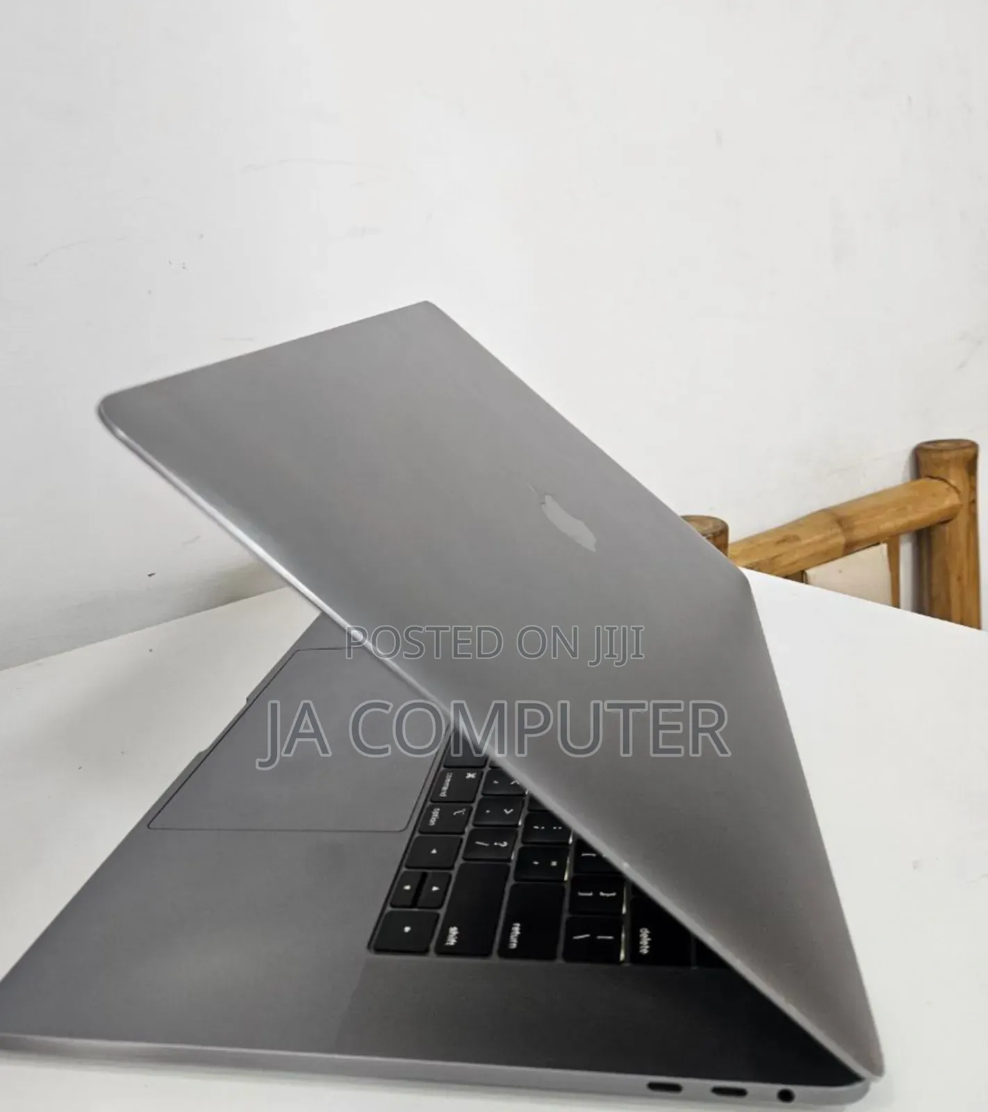 New Laptop Apple MacBook Pro 2018 16GB Intel Core I7 SSD 512GB
