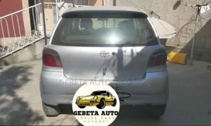 Photo - Toyota Vitz 2000 Silver