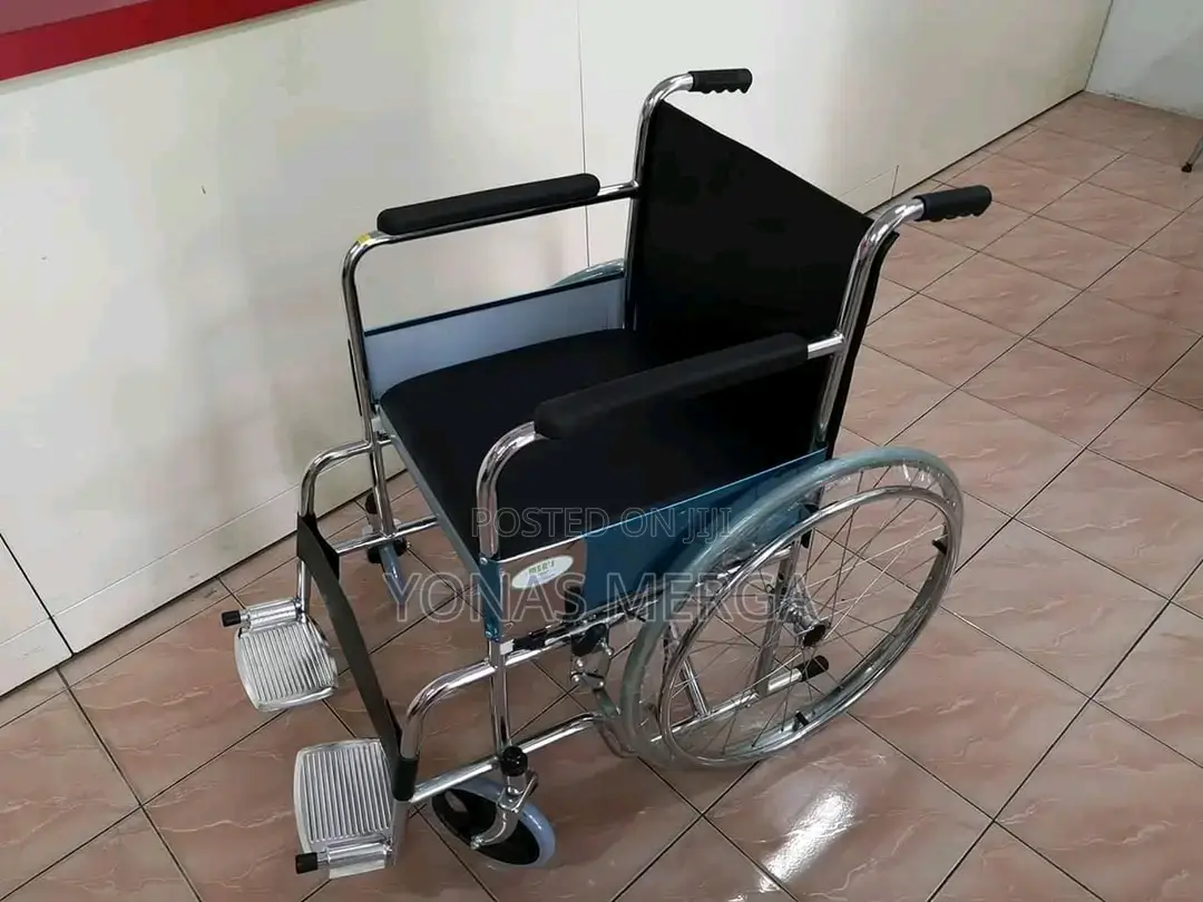 WHEELCHAIR(FOLDING WITH Commode港foam Padd Armrest鯰flip-Down