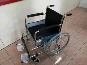 WHEELCHAIR(FOLDING WITH Commode港foam Padd Armrest鯰flip-Down