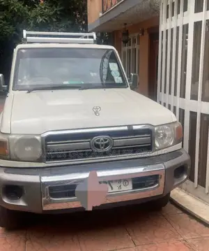 Photo - Toyota Land Cruiser 2012 White