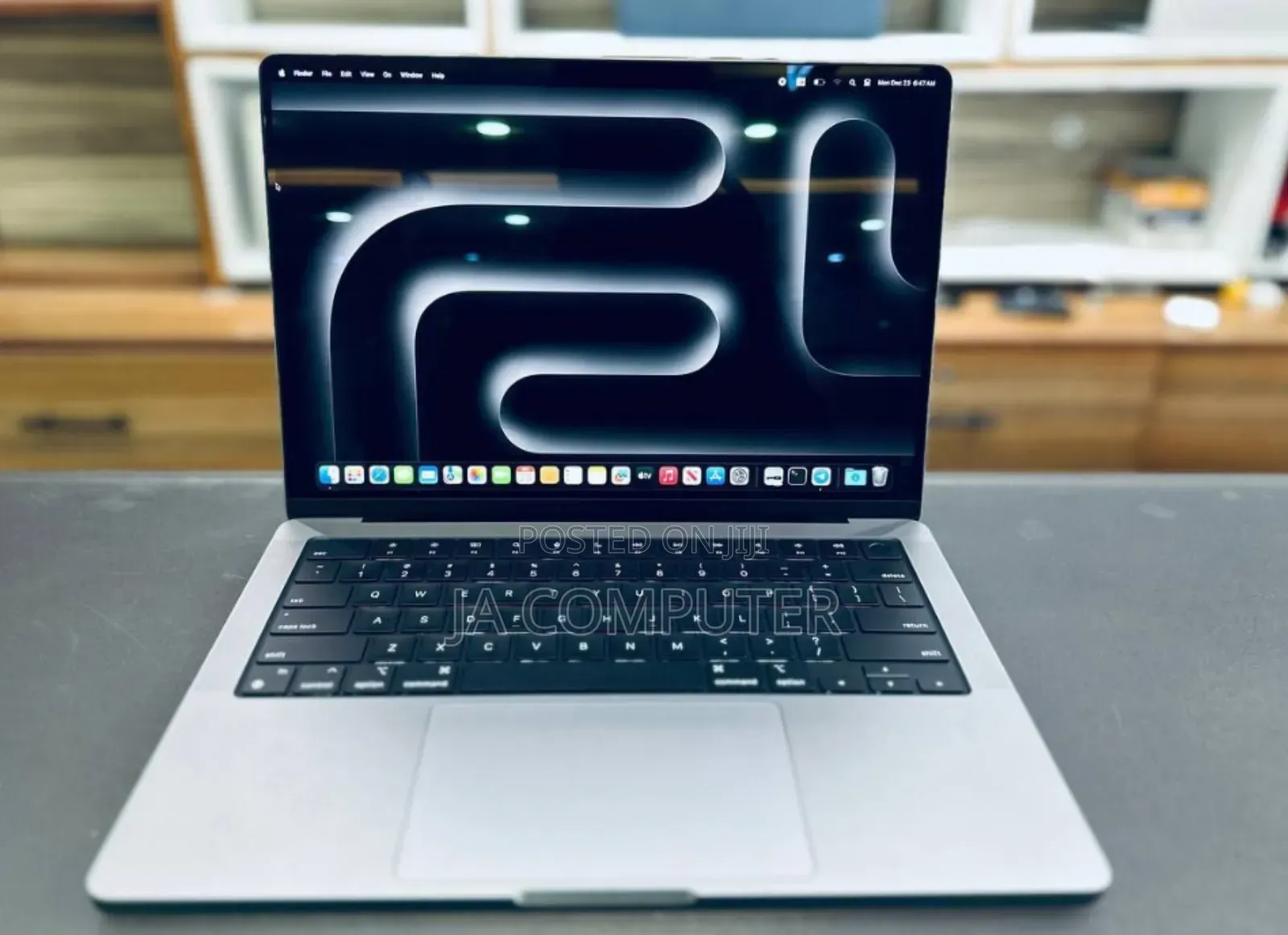 New Apple MacBook Pro 2023 M3 14-Inch 18GB Apple M3 Pro SSD 512GB