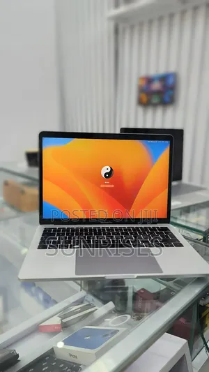 New Laptop Apple MacBook Pro 2017 8GB Intel Core I5 SSD 256GB