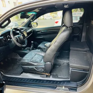 Toyota Hilux 2020 Gray